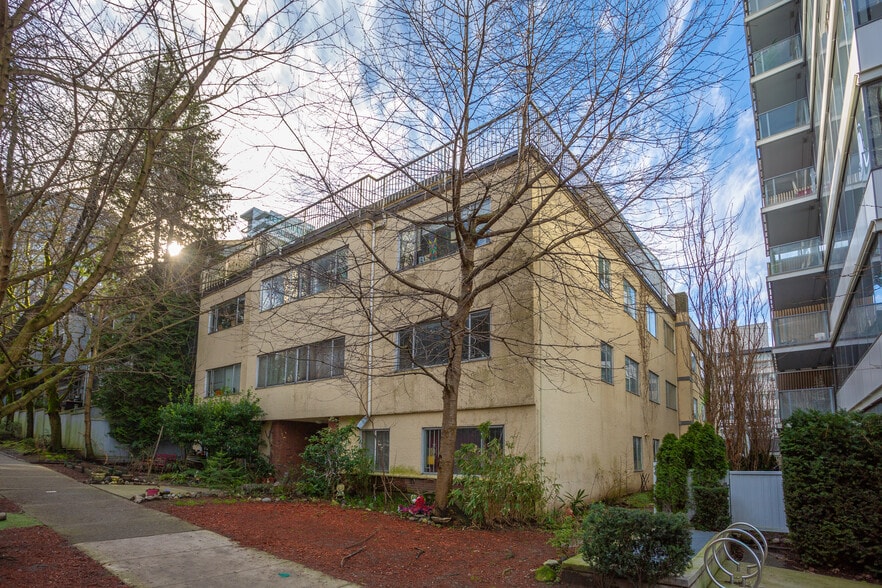 1742 Pendrell St, Vancouver, BC for sale - Building Photo - Image 1 of 1