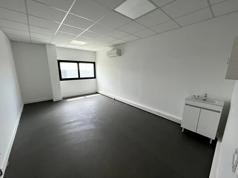 Office in Istres for lease - Interior Photo - Image 2 of 4