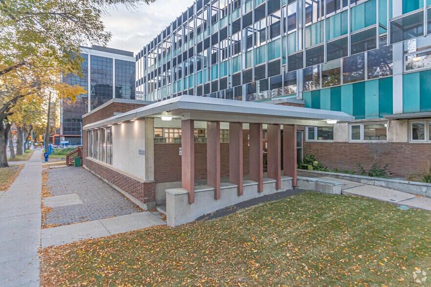 10010 105th St NW, Edmonton, AB à louer - Photo du bâtiment - Image 2 de 8