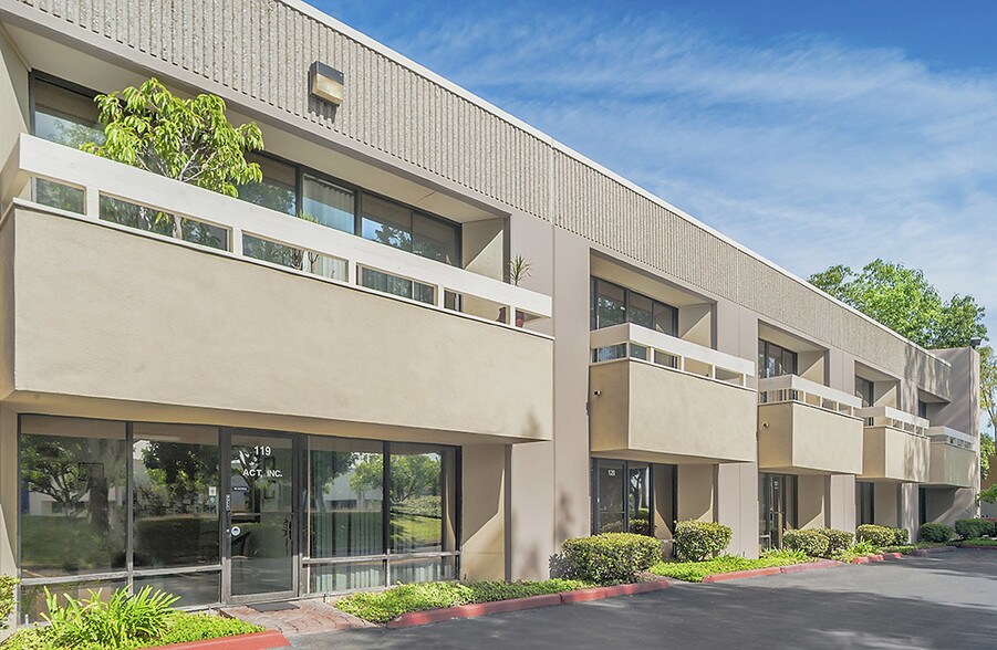3176 Pullman St, Costa Mesa, CA à louer - Photo du bâtiment - Image 2 de 6