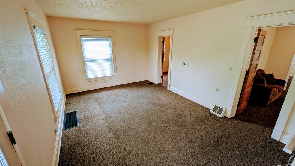 607 Lincolnway W, Mishawaka, IN à louer - Photo du bâtiment - Image 2 de 16