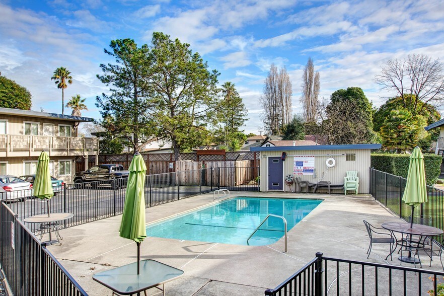 7400 Bridgit Dr, Rohnert Park, CA à vendre - Photo du bâtiment - Image 2 de 25