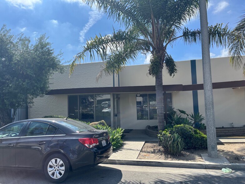 1020-1022 E Orangefair Ln, Anaheim, CA à louer - Photo du bâtiment - Image 2 de 4