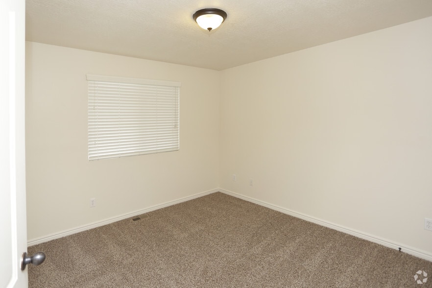 930 S 550 E, Clearfield, UT for sale - Interior Photo - Image 3 of 44