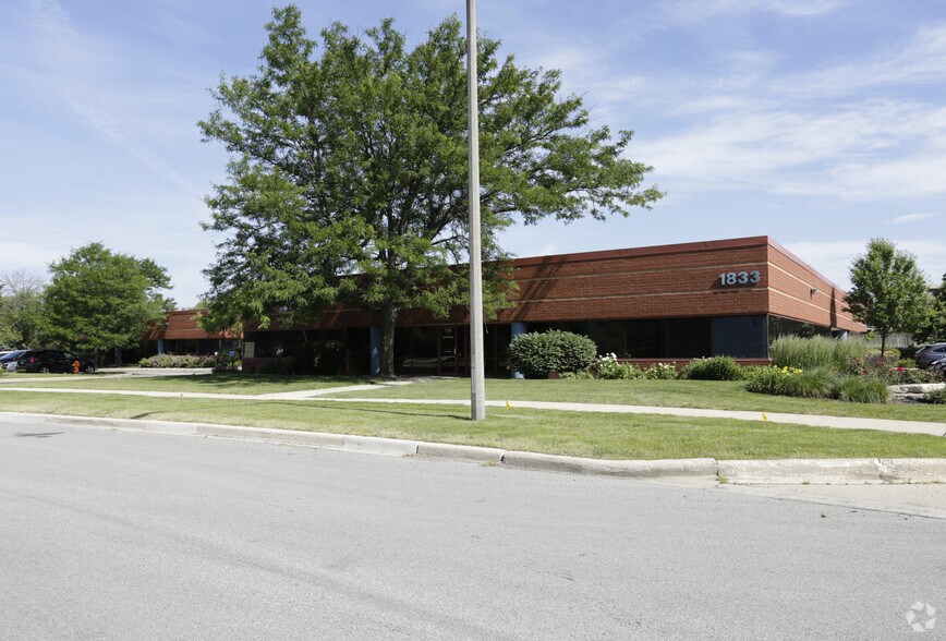 1833 Centre Point Cir, Naperville, IL à vendre - Photo du bâtiment - Image 3 de 13