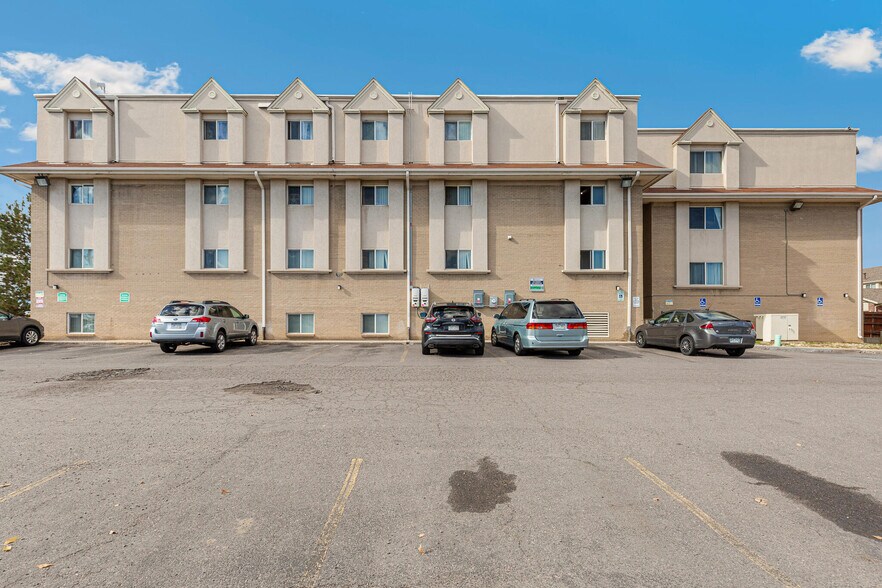 7655 W 67th Ave, Arvada, CO à vendre - Photo du bâtiment - Image 3 de 23