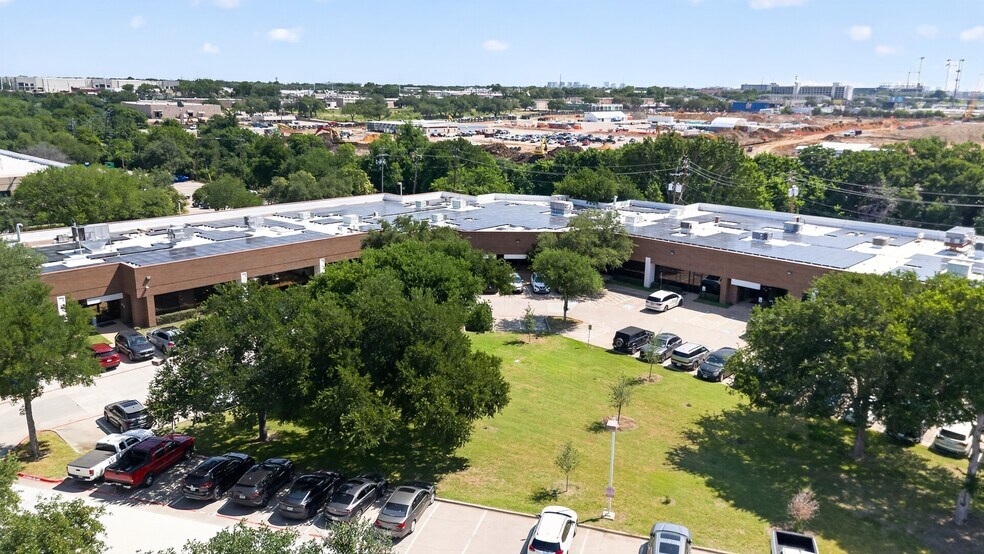 7920 Elmbrook Dr, Dallas, TX à louer - Photo du bâtiment - Image 3 de 16