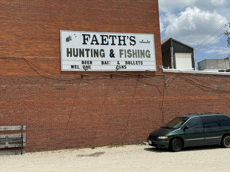 832 Avenue G, Fort Madison, IA for sale - Building Photo - Image 3 of 24