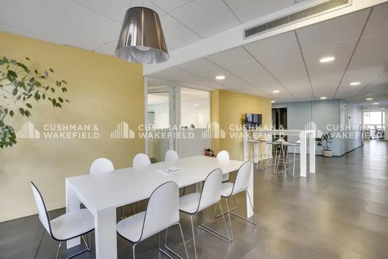 43-45 Avenue Paul Doumer, Rueil-Malmaison for lease - Interior Photo - Image 3 of 19