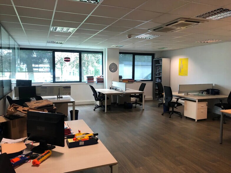 Office in CHAMPAGNE-AU-MONT-D'OR for lease - Interior Photo - Image 1 of 7