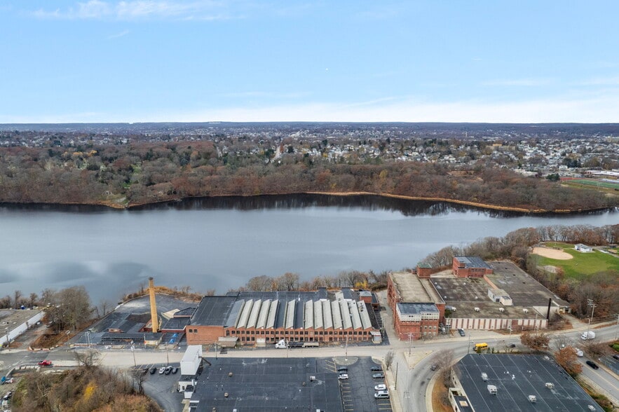 727 School St, Pawtucket, RI for lease - Building Photo - Image 2 of 28