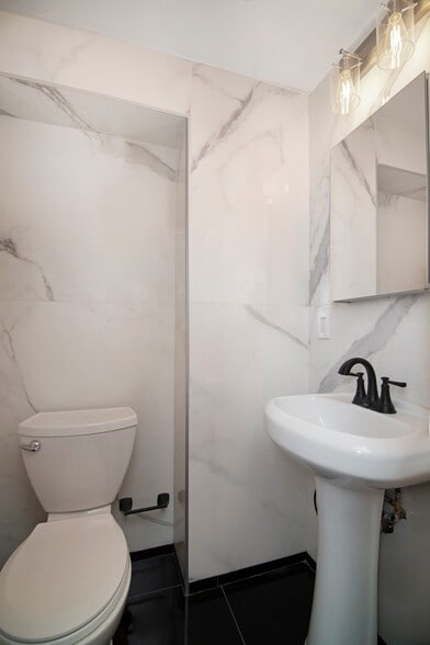 280 E 10th St, New York, NY for lease - Interior Photo - Image 2 of 6