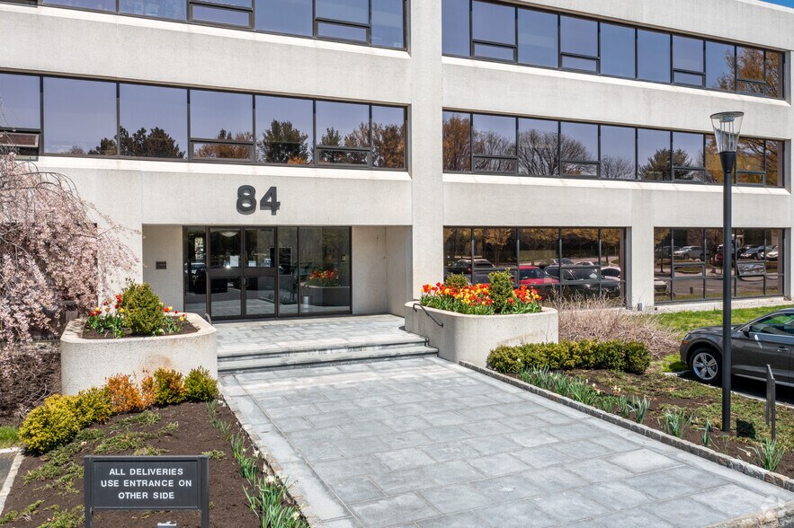84 Business Park Dr, Armonk, NY à louer - Photo du bâtiment - Image 3 de 5