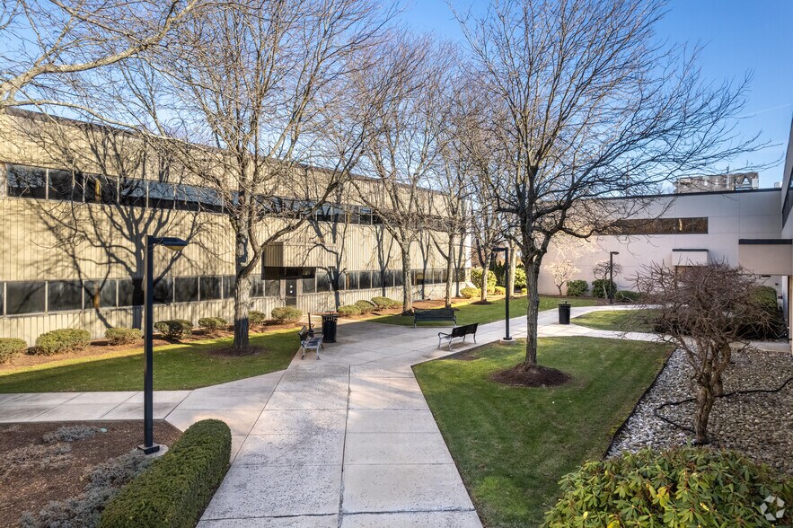 202 Campus Dr, Somerset, NJ à louer - Photo du bâtiment - Image 3 de 6