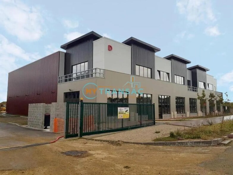 Flex in Saint-Pierre-du-Perray for sale - Building Photo - Image 2 of 13