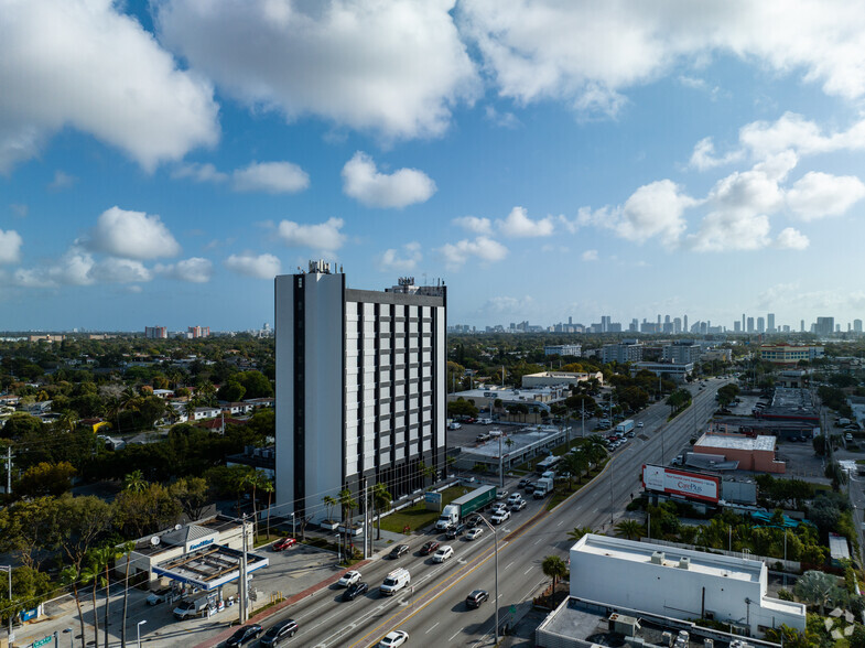 633-699 NE 167th St, North Miami Beach, FL à louer - Photo du b timent - Image 3 de 30