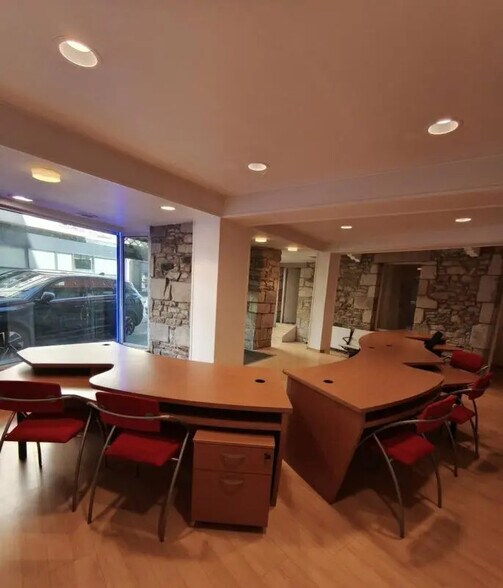 Retail in Quimper for lease - Interior Photo - Image 3 of 5