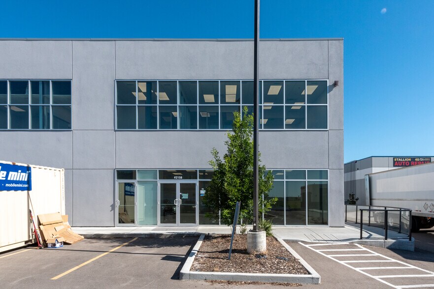 3730 108 Ave NE, Calgary, AB à vendre - Photo du bâtiment - Image 2 de 5