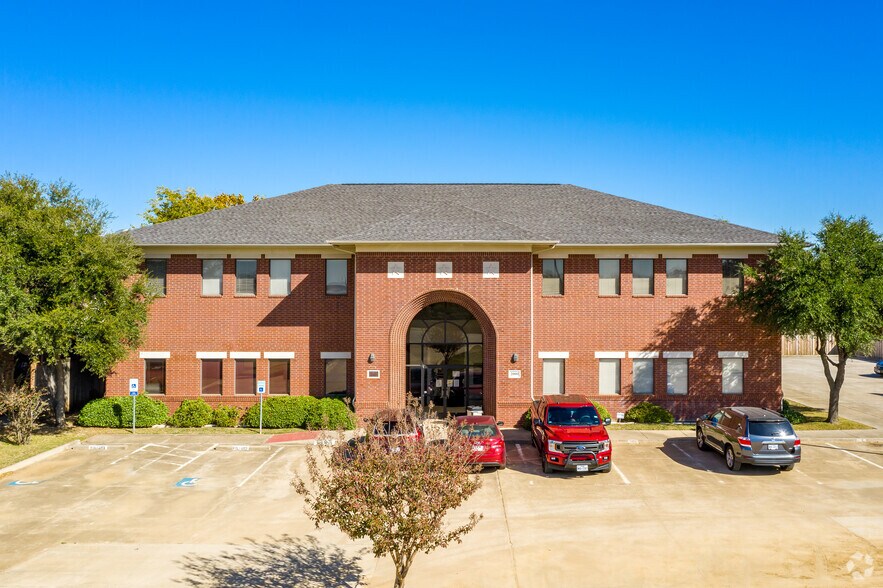 2000 S Stemmons Fwy, Lake Dallas, TX à vendre - Photo du bâtiment - Image 2 de 4
