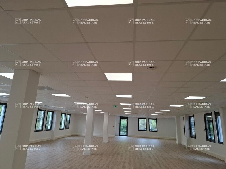 Office in Meyreuil for lease - Interior Photo - Image 3 of 36