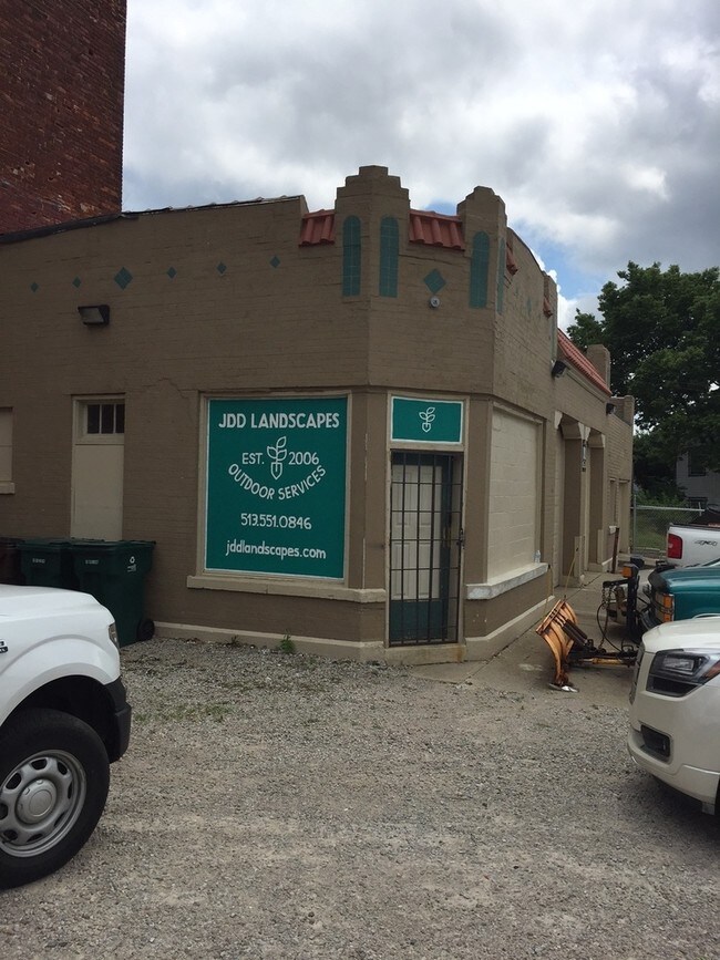 Plus de détails pour 701 E McMillan St, Cincinnati, OH - Commerce de détail à vendre