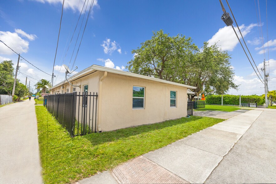 2247 Simms St, Hollywood, FL à vendre - Photo du bâtiment - Image 3 de 22