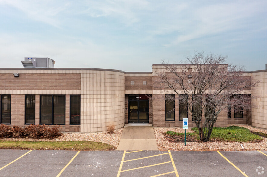 665-675 Tollgate Rd, Elgin, IL for lease - Building Photo - Image 3 of 4