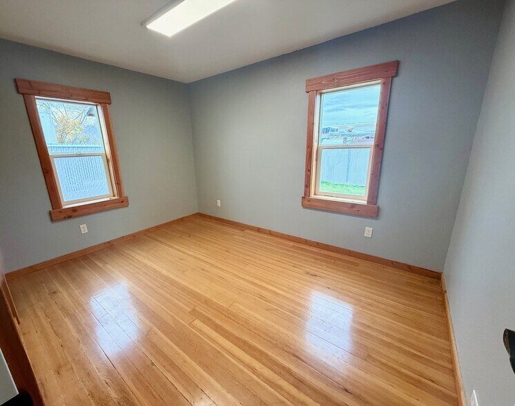 132 NE Yale Ave, Bend, OR à louer - Photo du bâtiment - Image 2 de 7