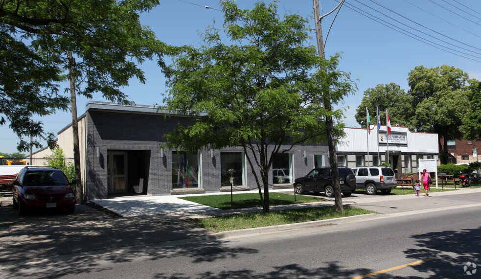 60 Caledonia Rd, Toronto, ON à vendre - Photo du bâtiment - Image 3 de 8