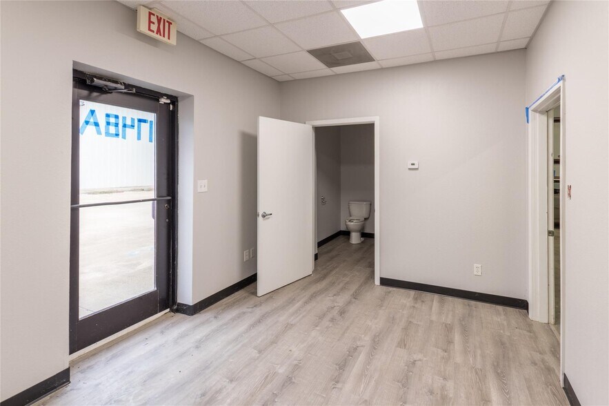 1748 N Main St, Cleburne, TX à louer - Photo du bâtiment - Image 3 de 13