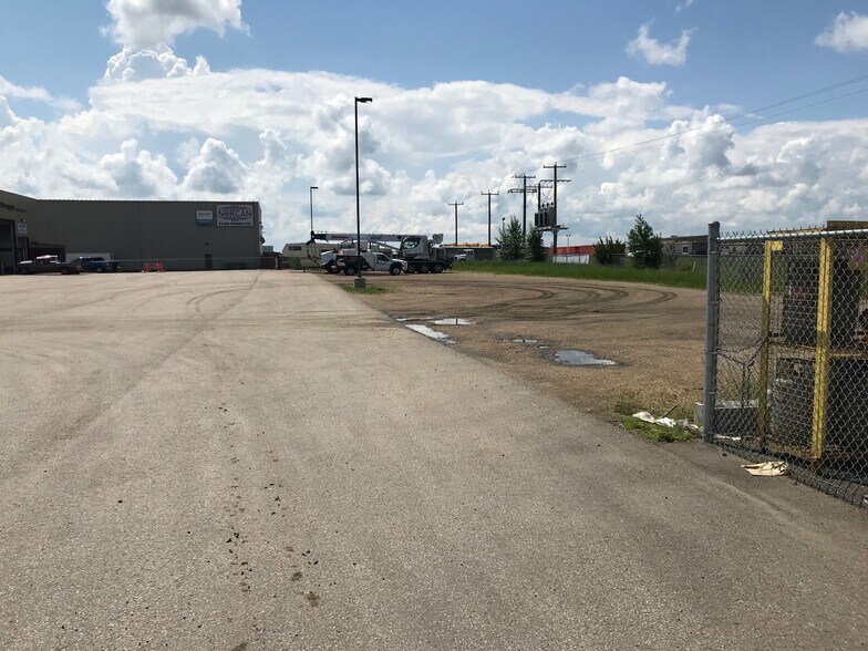 7106 42nd St, Leduc, AB à louer - Photo du bâtiment - Image 2 de 11