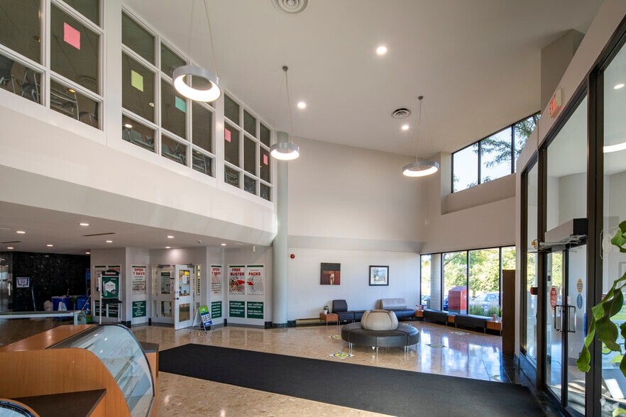 1235 Trafalgar Rd, Oakville, ON for lease - Lobby - Image 3 of 4