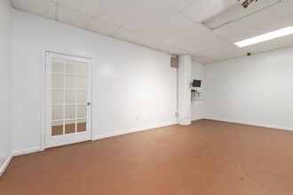 3906 Crescent St, Long Island City, NY for lease Interior Photo- Image 2 of 6