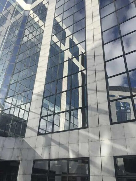 Office in Noisy-le-Grand for lease - Building Photo - Image 3 of 6