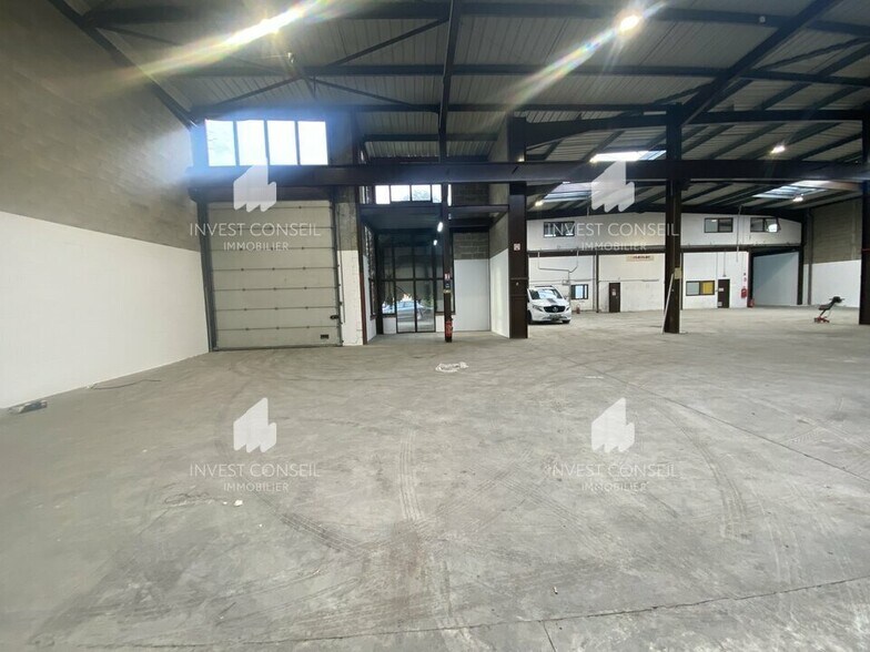 Flex in Le Thillay for lease - Interior Photo - Image 3 of 11