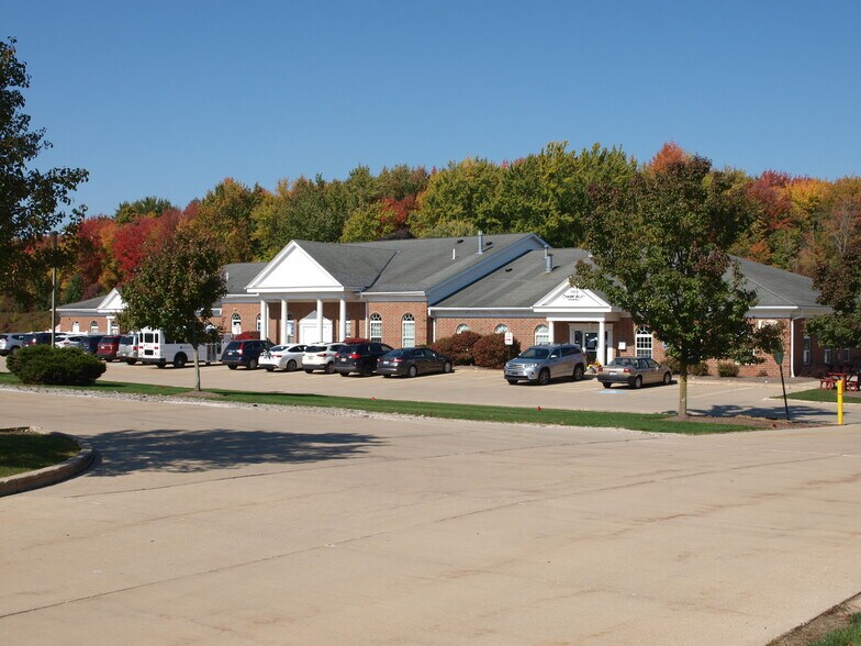 16706 Chillicothe Rd, Chagrin Falls, OH à louer - Photo du bâtiment - Image 1 de 15