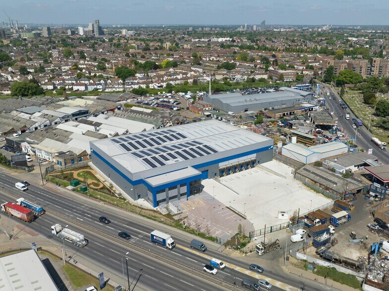 6 Alfreds Way, Barking à louer - Photo du bâtiment - Image 1 de 34