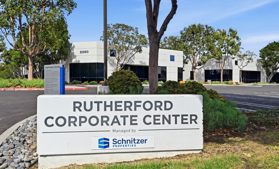 2260 Rutherford Rd, Carlsbad, CA à louer - Photo du bâtiment - Image 3 de 6