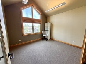 593 NW York Dr, Bend, OR for lease Interior Photo- Image 2 of 11