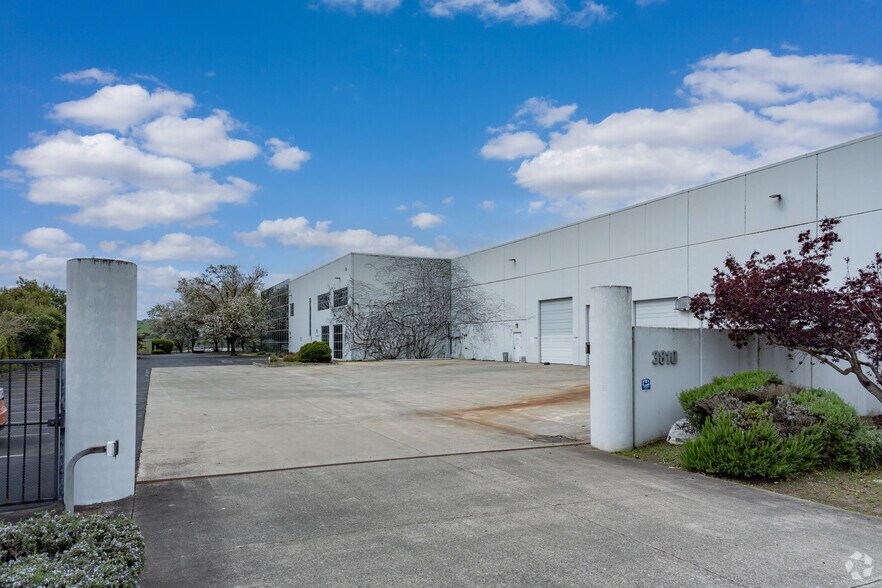 3810 Cypress Dr, Petaluma, CA à louer - Photo du bâtiment - Image 2 de 7