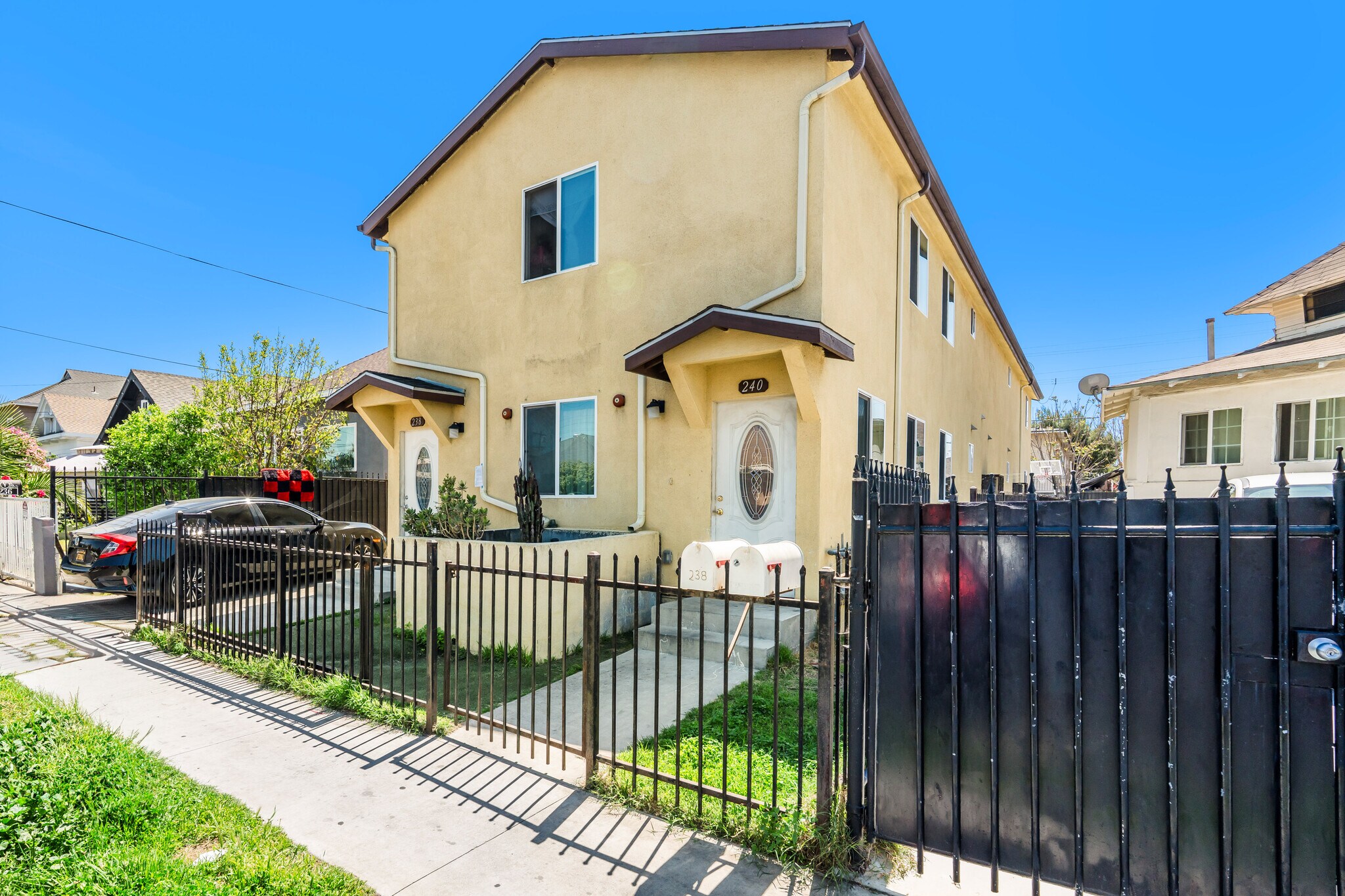 8 Units in South LA portefeuille de 3 propriétés à vendre sur LoopNet.ca Photo du bâtiment- Image 1 de 6