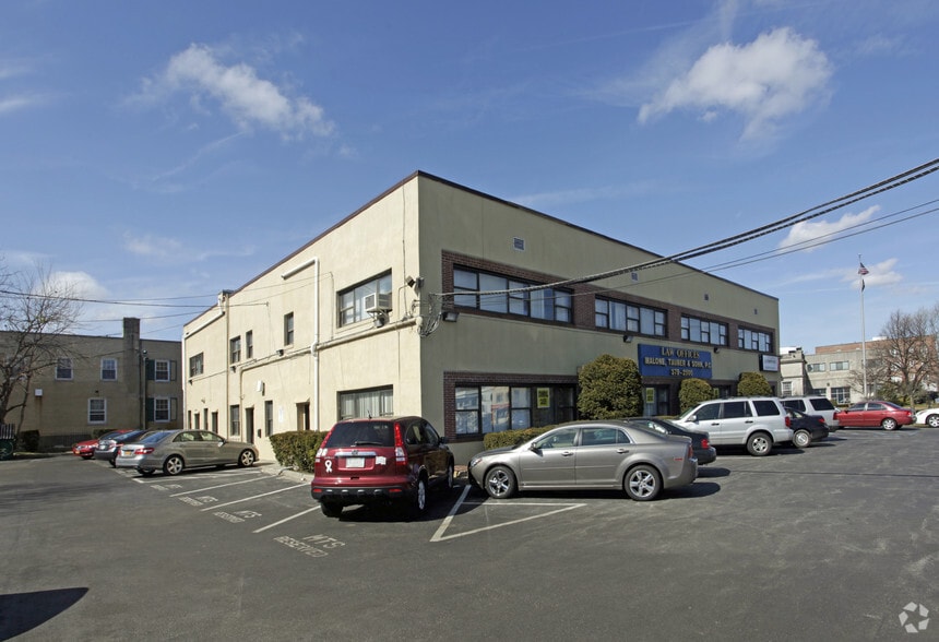 147-151 W Merrick Rd, Freeport, NY for lease - Building Photo - Image 3 of 13