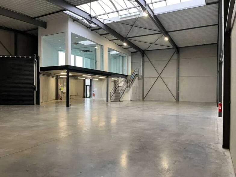 Flex in Seclin for lease - Interior Photo - Image 2 of 6