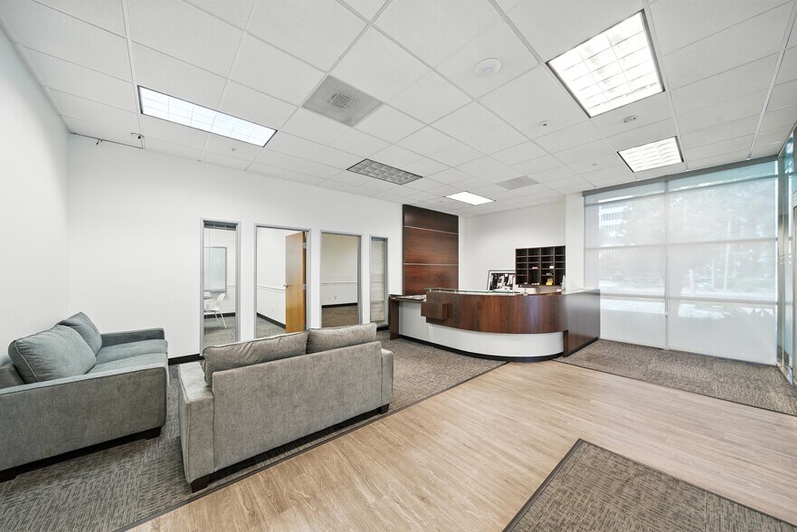 3390 E Miraloma Ave, Anaheim, CA à louer - Photo du bâtiment - Image 3 de 10