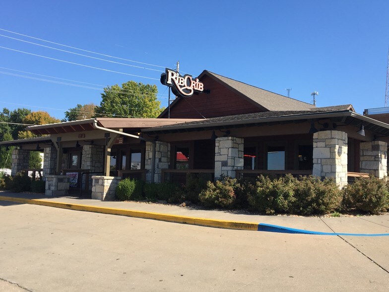 3704 Faraon St, Saint Joseph, MO for sale - Primary Photo - Image 1 of 50