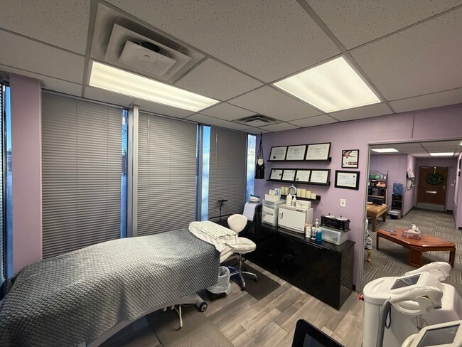 Plus de détails pour 7106-7108 109 St NW, Edmonton, AB - Commerce de détail à louer