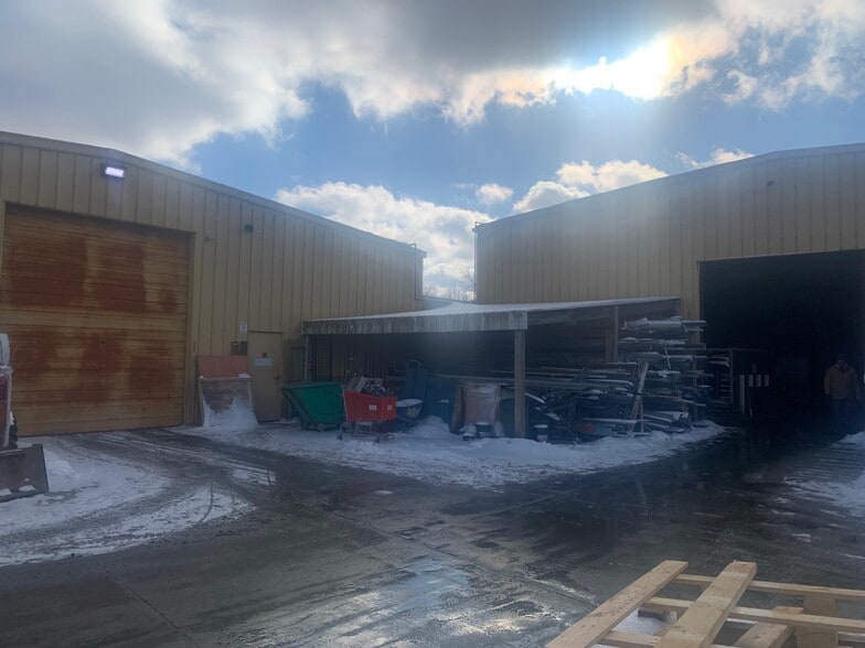 1704 E Highland Rd, Highland, MI à louer - Photo du bâtiment - Image 2 de 4