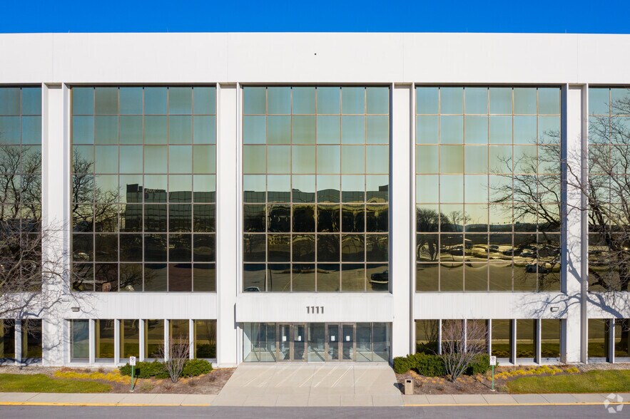 1111 E Touhy Ave, Des Plaines, IL à vendre - Photo du bâtiment - Image 2 de 17