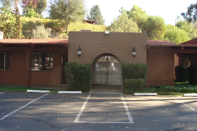 2055-2065 Arnold Way, Alpine, CA à louer - Photo du bâtiment - Image 2 de 6