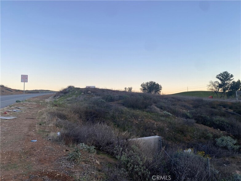 0 Camino Del Norte, Lake Elsinore, CA à vendre - Photo du bâtiment - Image 3 de 5
